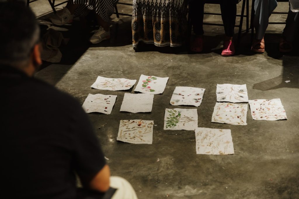 Handmade paper sheets with plant fibres