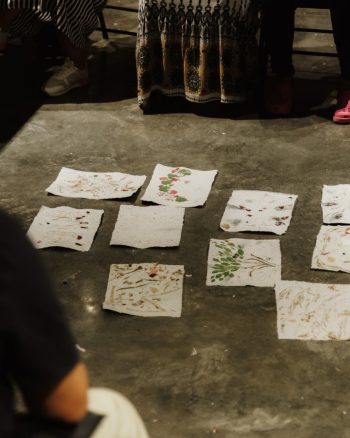 Handmade paper sheets with plant fibres