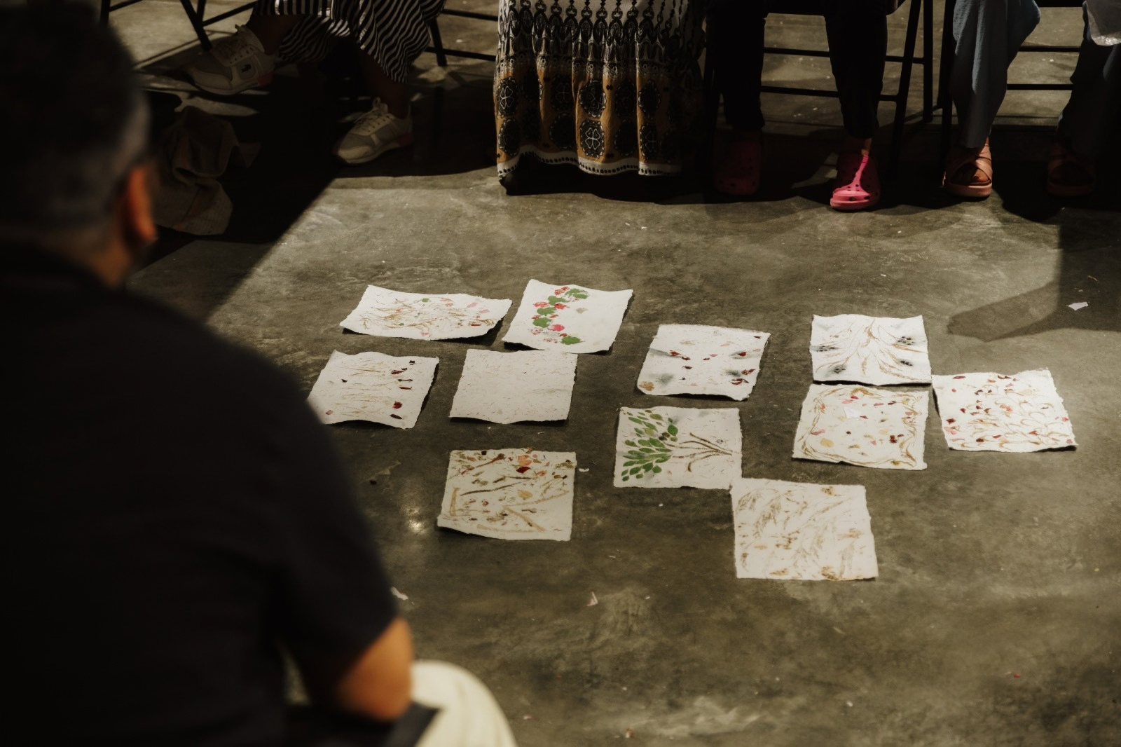Handmade paper sheets with plant fibres